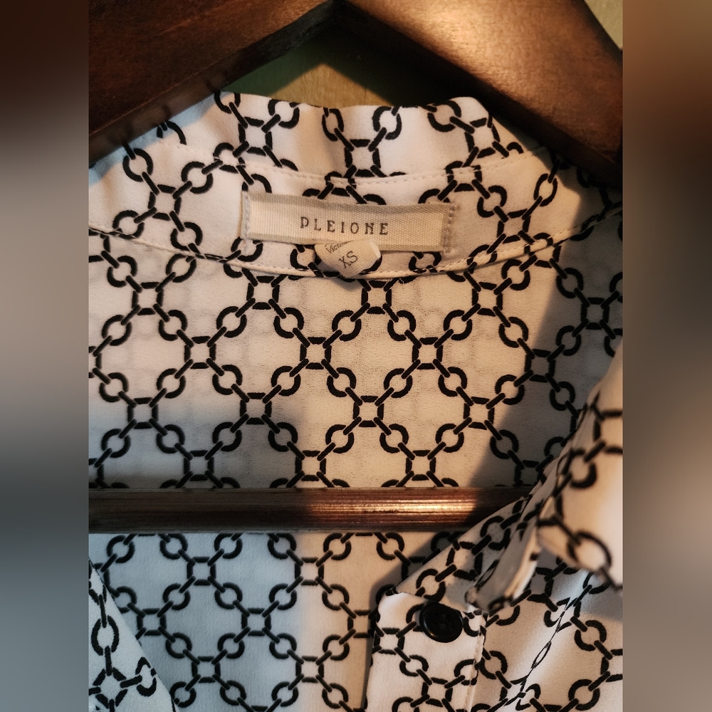 Pleione Monochrome Geometric Print Shirt Size XS But Fits Like A Medium Womens - Picture 2 of 3